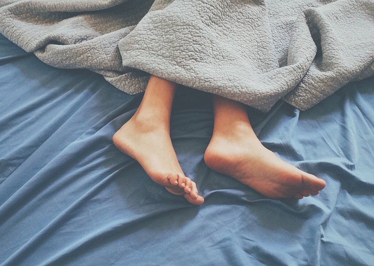¿Por qué tienes los pies fríos en la cama y cómo evitarlo?